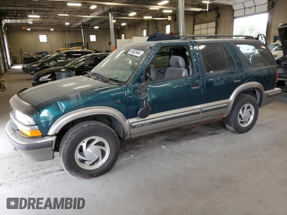✅ 1998 Chevrolet Blazer LS • VIN: 1GNDT13W2W2263240 • Lot: 56915955. Wystawiony na Copart z przebiegiem Nie podano. Bezpłatny archiwum sprzedaży aukcyjnych z USA i szczegółowy raport historii pojazdu na DreamBid. Zdjęcie 1.