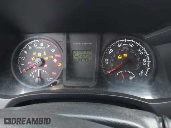 ✅ 2017 Toyota Tacoma SR • VIN: 5TFSX5ENXHX053717 • Lot: 43371255. Wystawiony na IAAI z przebiegiem 162 425 mil. Bezpłatny archiwum sprzedaży aukcyjnych z USA i szczegółowy raport historii pojazdu na DreamBid. Zdjęcie 7.