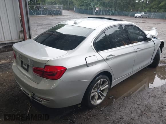 ✅ 2018 BMW 3 Series 330i xDrive • VIN: WBA8D9G52JNU70237 • Лот: 43186572. Опубликован ранее на IAAI с пробегом 102 985 миль. Бесплатный доступ к архиву аукционных продаж из США и подробный отчёт об истории автомобиля на DreamBid. Изображение 4.