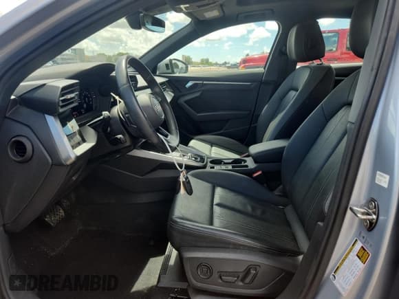 ✅ 2022 Audi A3 Premium • VIN: WAUAUDGY9NA094597 • Lot: 84246895. Wystawiony na Copart z przebiegiem 27 091 mil. Bezpłatny archiwum sprzedaży aukcyjnych z USA i szczegółowy raport historii pojazdu na DreamBid. Zdjęcie 7.