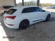 ✅ 2019 Audi e-tron Premium Plus • VIN: WA1LABGE7KB015443 • Lot: 43462596. Wystawiony na IAAI z przebiegiem Nie podano. Bezpłatny archiwum sprzedaży aukcyjnych z USA i szczegółowy raport historii pojazdu na DreamBid. Zdjęcie 4.