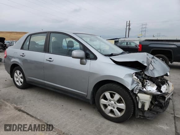 ✅ 2009 Nissan Versa S • VIN: 3N1BC11E89L450899 • Лот: 71632815. Опубликован ранее на Copart с пробегом 115 754 миль. Бесплатный доступ к архиву аукционных продаж из США и подробный отчёт об истории автомобиля на DreamBid. Изображение 4.