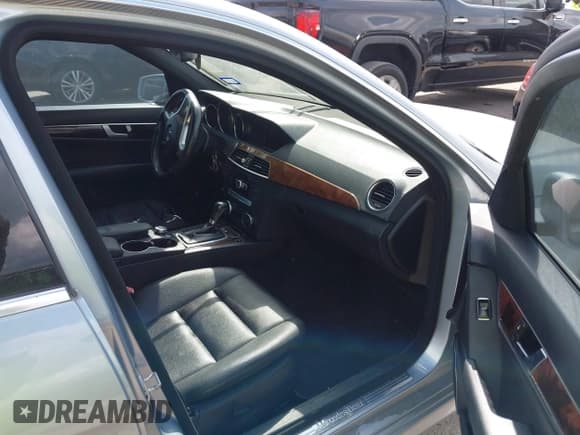 ✅ 2014 Mercedes-Benz C 250 Sport • VIN: WDDGF4HB4EG245351 • Lot: 43408611. Wystawiony na IAAI z przebiegiem 133 905 mil. Bezpłatny archiwum sprzedaży aukcyjnych z USA i szczegółowy raport historii pojazdu na DreamBid. Zdjęcie 5.