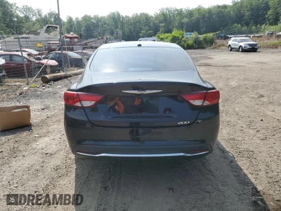 ✅ 2015 Chrysler 200 Limited • VIN: 1C3CCCABXFN529722 • Lot: 87359895. Wystawiony na Copart z przebiegiem 141 853 mil. Bezpłatny archiwum sprzedaży aukcyjnych z USA i szczegółowy raport historii pojazdu na DreamBid. Zdjęcie 6.
