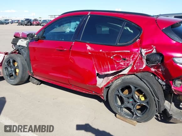 ✅ 2018 Alfa Romeo Stelvio Ti Sport • VIN: ZASFAKNN7J7B82691 • Lot: 43326549. Wystawiony na IAAI z przebiegiem Nie podano. Bezpłatny archiwum sprzedaży aukcyjnych z USA i szczegółowy raport historii pojazdu na DreamBid. Zdjęcie 14.