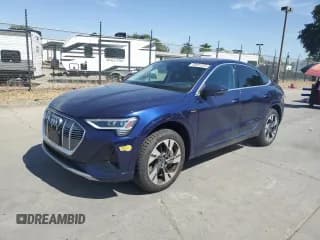 ✅ 2022 Audi e-tron Sportback S line Premium • VIN: WA11AAGE9NB003722 • Lot: 58421225. Wystawiony na Copart z przebiegiem 48 592 mil. Bezpłatny archiwum sprzedaży aukcyjnych z USA i szczegółowy raport historii pojazdu na DreamBid. Zdjęcie 1.