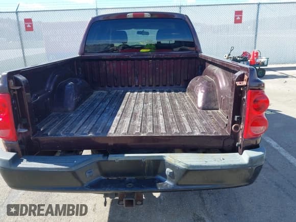 ✅ 2005 Dodge Dakota ST • VIN: 1D7HE28N65S314141 • Lot: 43511196. Wystawiony na IAAI z przebiegiem 182 162 mil. Bezpłatny archiwum sprzedaży aukcyjnych z USA i szczegółowy raport historii pojazdu na DreamBid. Zdjęcie 18.