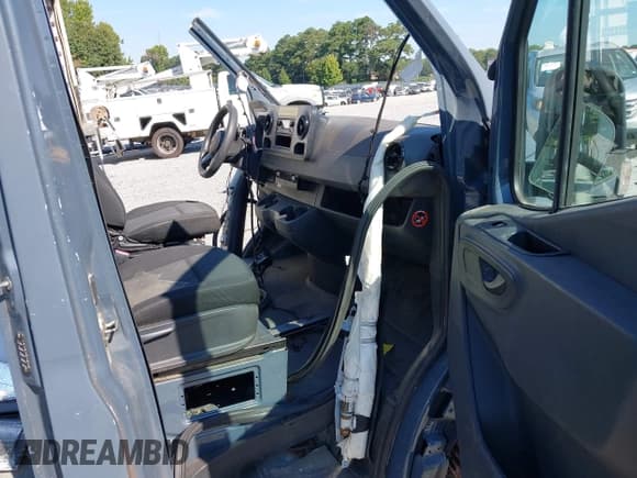 ✅ 2019 Mercedes-Benz Sprinter Cargo • VIN: WD4PF1CDXKP137061 • Lot: 43097078. Wystawiony na IAAI z przebiegiem 39 786 mil. Bezpłatny archiwum sprzedaży aukcyjnych z USA i szczegółowy raport historii pojazdu na DreamBid. Zdjęcie 5.