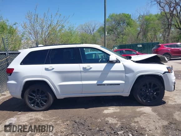 ✅ 2018 Jeep Grand Cherokee Altitude • VIN: 1C4RJEAG3JC275388 • Lot: 42035888. Listed on IAAI with 110,209 mi. Free auction sales archive from the USA and detailed vehicle history report at DreamBid. Image 13.