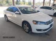 ✅ 2013 Volkswagen Passat SE • VIN: 1VWBP7A37DC103164 • Lot: 42965517. Wystawiony na IAAI z przebiegiem 214 153 mil. Bezpłatny archiwum sprzedaży aukcyjnych z USA i szczegółowy raport historii pojazdu na DreamBid. Zdjęcie 1.
