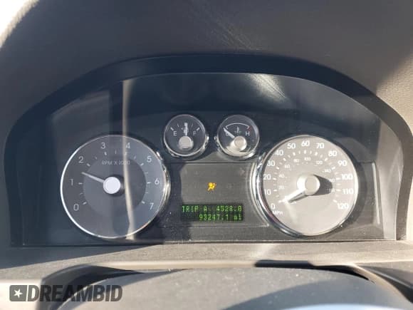 ✅ 2006 Mercury Milan • VIN: 3MEFM07136R610933 • Лот: 83649384. Опубликован ранее на Copart с пробегом 93 247 миль. Бесплатный доступ к архиву аукционных продаж из США и подробный отчёт об истории автомобиля на DreamBid. Изображение 9.