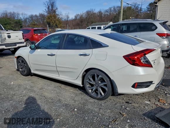 ✅ 2019 Honda Civic Touring • VIN: 19XFC1F96KE200579 • Лот: 93822055. Опубликован ранее на Copart с пробегом 101 810 миль. Бесплатный доступ к архиву аукционных продаж из США и подробный отчёт об истории автомобиля на DreamBid. Изображение 2.