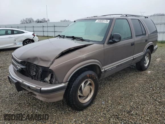 ✅ 1997 Chevrolet Blazer LT • VIN: 1GNDT13W4V2254280 • Lot: 44920175. Wystawiony na Copart z przebiegiem 151 725 mil. Bezpłatny archiwum sprzedaży aukcyjnych z USA i szczegółowy raport historii pojazdu na DreamBid. Zdjęcie 1.
