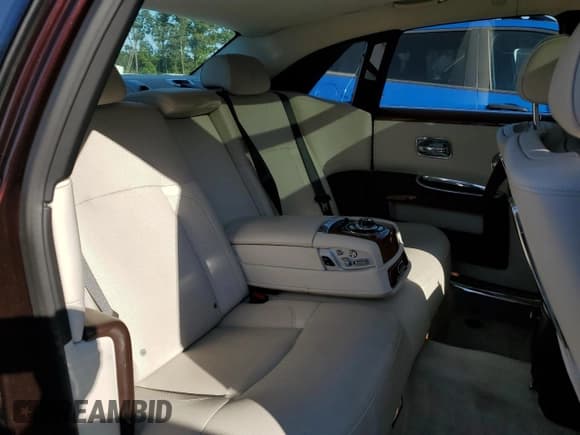 ✅ 2011 Rolls-Royce Ghost • VIN: SCA664S51BUX49417 • Lot: 70912265. Wystawiony na Copart z przebiegiem 35 023 mil. Bezpłatny archiwum sprzedaży aukcyjnych z USA i szczegółowy raport historii pojazdu na DreamBid. Zdjęcie 10.