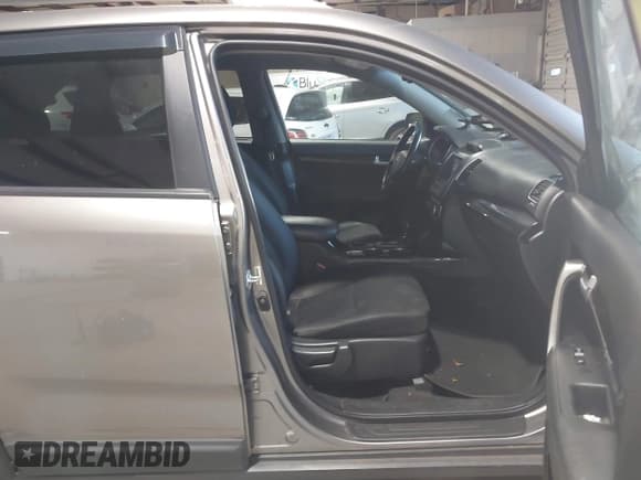 ✅ 2015 Kia Sorento LX • VIN: 5XYKT4A73FG579149 • Lot: 43679324. Listed on IAAI with 172,151 mi. Free auction sales archive from the USA and detailed vehicle history report at DreamBid. Image 5.