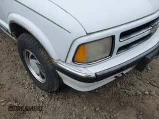 ✅ 1997 Chevrolet Blazer LS • VIN: 1GNDT13W3V2181824 • Lot: 41907453. Wystawiony na IAAI z przebiegiem 150 405 mil. Bezpłatny archiwum sprzedaży aukcyjnych z USA i szczegółowy raport historii pojazdu na DreamBid. Zdjęcie 6.