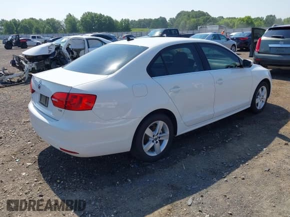 ✅ 2014 Volkswagen Jetta TDI w/Premium/Nav • VIN: 3VWLL7AJXEM366828 • Lot: 42392563. Listed on IAAI with 132,924 mi. Free auction sales archive from the USA and detailed vehicle history report at DreamBid. Image 4.