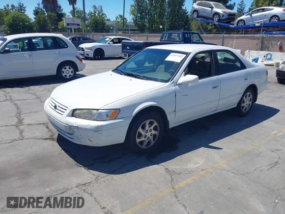 ✅ 1999 Toyota Camry LE • VIN: JT2BF22K0X0218671 • Lot: 42997383. Wystawiony na IAAI z przebiegiem 208 788 mil. Bezpłatny archiwum sprzedaży aukcyjnych z USA i szczegółowy raport historii pojazdu na DreamBid. Zdjęcie 2.