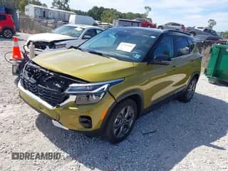 ✅ 2024 Kia Seltos S • VIN: KNDEU2AA6R7600796 • Lot: 43392181. Wystawiony na IAAI z przebiegiem 19 805 mil. Bezpłatny archiwum sprzedaży aukcyjnych z USA i szczegółowy raport historii pojazdu na DreamBid. Zdjęcie 2.