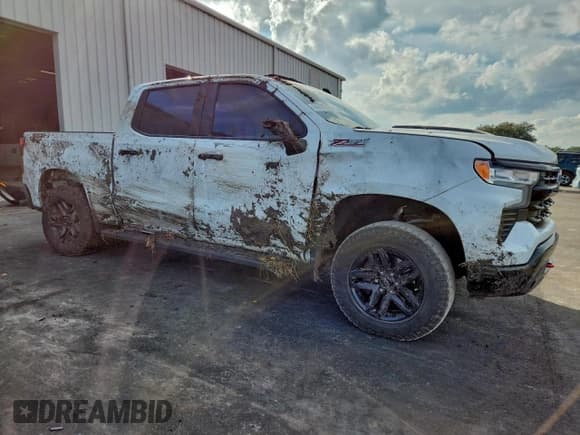 ✅ 2022 Chevrolet Silverado 1500 LT Trail Boss • VIN: 3GCUDFED4NG612774 • Lot: 94479125. Wystawiony na Copart z przebiegiem 59 256 mil. Bezpłatny archiwum sprzedaży aukcyjnych z USA i szczegółowy raport historii pojazdu na DreamBid. Zdjęcie 4.