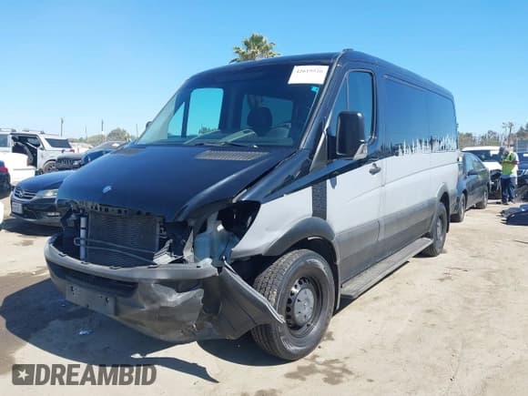 ✅ 2012 Mercedes-Benz Sprinter Passenger • VIN: WDZPE7CC1C5646024 • Lot: 42619520. Wystawiony na IAAI z przebiegiem 322 684 mil. Bezpłatny archiwum sprzedaży aukcyjnych z USA i szczegółowy raport historii pojazdu na DreamBid. Zdjęcie 2.