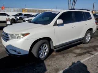 ✅ 2013 Toyota Highlander Plus • VIN: 5TDZK3EH4DS094730 • Лот: 82295815. Опубликован ранее на Copart с пробегом 145 963 миль. Бесплатный доступ к архиву аукционных продаж из США и подробный отчёт об истории автомобиля на DreamBid. Изображение 1.