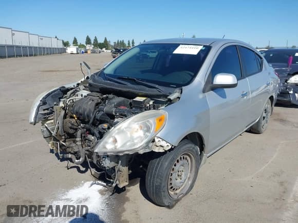 ✅ 2013 Nissan Versa S Plus • VIN: 3N1CN7AP0DL881295 • Lot: 42474410. Wystawiony na IAAI z przebiegiem 158 349 mil. Bezpłatny archiwum sprzedaży aukcyjnych z USA i szczegółowy raport historii pojazdu na DreamBid. Zdjęcie 2.