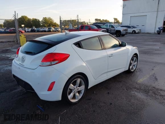 ✅ 2013 Hyundai Veloster w/Gray Int • VIN: KMHTC6AD1DU152145 • Lot: 43533101. Wystawiony na IAAI z przebiegiem 123 643 mil. Bezpłatny archiwum sprzedaży aukcyjnych z USA i szczegółowy raport historii pojazdu na DreamBid. Zdjęcie 4.