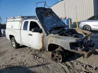 2008 Dodge Dakota SLT z VIN 1D7HW42KX8S520381, wystawiony jako Copart lot #76985824 z przebiegiem Nie podano mil oraz Szkoda całkowita • Salvage title. Historia ofert i sprzedaży dostępna na DreamBid. Obrazek 4.