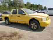 2006 Dodge Dakota SLT z VIN 1D7HW48N86S679222, wystawiony jako Copart lot #71169894 z przebiegiem 115 545 mil mil oraz Szkoda całkowita • Salvage title. Historia ofert i sprzedaży dostępna na DreamBid. Obrazek 4.