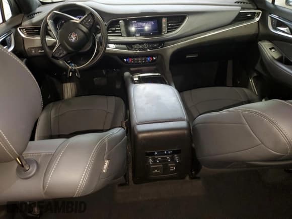 ✅ 2024 Buick Enclave Premium • VIN: 5GAERCKW2RJ105310 • Lot: 58653475. Wystawiony na Copart z przebiegiem 21 988 mil. Bezpłatny archiwum sprzedaży aukcyjnych z USA i szczegółowy raport historii pojazdu na DreamBid. Zdjęcie 8.