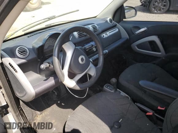 ✅ 2015 Smart fortwo Passion • VIN: WMEEK3BA5FK833086 • Lot: 68665935. Wystawiony na Copart z przebiegiem Nie podano. Bezpłatny archiwum sprzedaży aukcyjnych z USA i szczegółowy raport historii pojazdu na DreamBid. Zdjęcie 8.