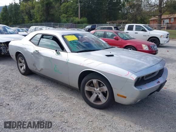 2010 Dodge Challenger SE z VIN 2B3CJ4DV9AH270088, wystawiony jako IAAI lot #43375338 z przebiegiem 139 412 mil mil oraz . Historia ofert i sprzedaży dostępna na DreamBid. Obrazek 1.