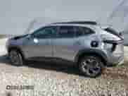 2025 Chevrolet Trax LT z VIN KL77LHEPXSC210386, wystawiony jako Copart lot #86716555 z przebiegiem Nie podano mil oraz Szkoda całkowita • Salvage title. Historia ofert i sprzedaży dostępna na DreamBid. Obrazek 2.