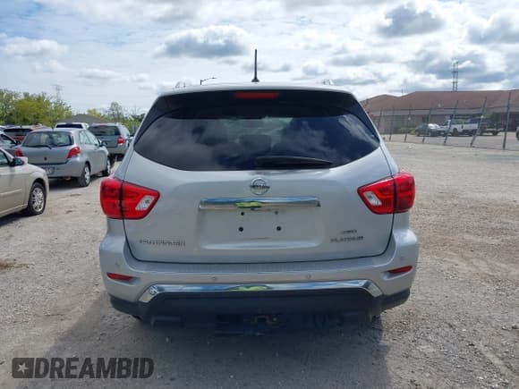 ✅ 2017 Nissan Pathfinder Platinum • VIN: 5N1DR2MM9HC900773 • Lot: 43051156. Wystawiony na IAAI z przebiegiem 120 453 mil. Bezpłatny archiwum sprzedaży aukcyjnych z USA i szczegółowy raport historii pojazdu na DreamBid. Zdjęcie 16.