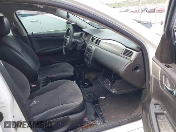 2014 Chevrolet Impala Police Police z VIN 2G1WD5E30E1114342, wystawiony jako IAAI lot #42388443 z przebiegiem 119 929 mil mil oraz . Historia ofert i sprzedaży dostępna na DreamBid. Obrazek 5.