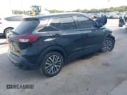 ✅ 2021 Nissan Kicks SV • VIN: 3N1CP5CV4ML504883 • Lot: 43353343. Wystawiony na IAAI z przebiegiem 107 316 mil. Bezpłatny archiwum sprzedaży aukcyjnych z USA i szczegółowy raport historii pojazdu na DreamBid. Zdjęcie 4.