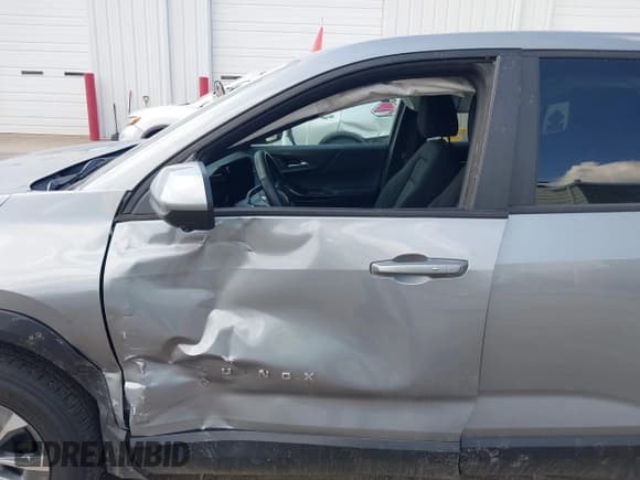 ✅ 2025 Chevrolet Equinox FWD LT • VIN: 3GNAXHEG8SL106374 • Lot: 42636087. Wystawiony na IAAI z przebiegiem 11 896 mil. Bezpłatny archiwum sprzedaży aukcyjnych z USA i szczegółowy raport historii pojazdu na DreamBid. Zdjęcie 6.