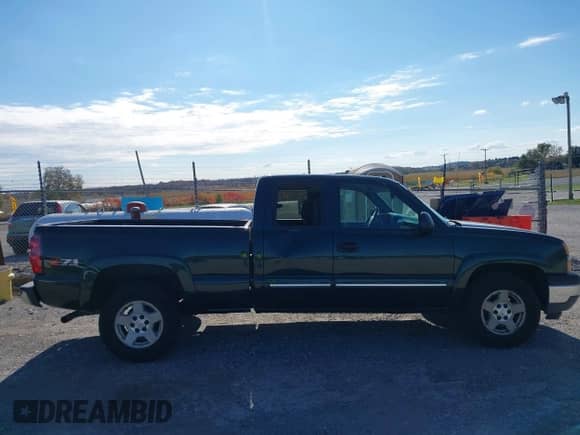 2005 Chevrolet Silverado 1500 Z71 z VIN 1GCEK19B35Z257294, wystawiony jako IAAI lot #43521460 z przebiegiem 143 098 mil mil oraz . Historia ofert i sprzedaży dostępna na DreamBid. Obrazek 6.