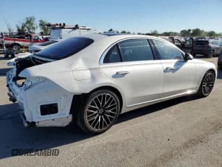 ✅ 2021 Mercedes-Benz S 580 • VIN: W1K6G7GB8MA033372 • Lot: 46752234. Wystawiony na Copart z przebiegiem 8 713 mil. Bezpłatny archiwum sprzedaży aukcyjnych z USA i szczegółowy raport historii pojazdu na DreamBid. Zdjęcie 3.