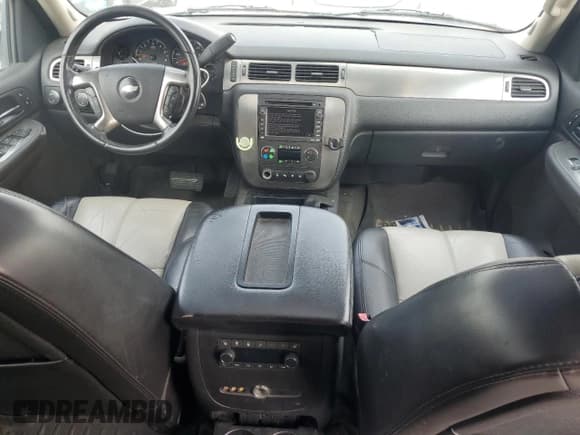 ✅ 2007 Chevrolet Suburban LTZ • VIN: 3GNFK16337G240975 • Lot: 70920114. Wystawiony na Copart z przebiegiem 178 387 mil. Bezpłatny archiwum sprzedaży aukcyjnych z USA i szczegółowy raport historii pojazdu na DreamBid. Zdjęcie 8.