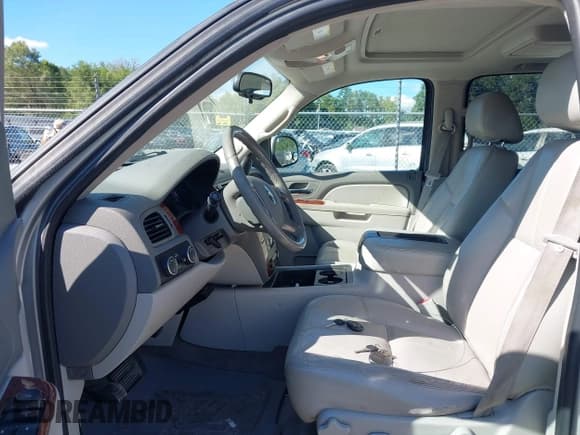 ✅ 2011 Chevrolet Suburban LT • VIN: 1GNSKJE31BR112484 • Lot: 43071981. Listed on IAAI with 235,471 mi. Free auction sales archive from the USA and detailed vehicle history report at DreamBid. Image 5.