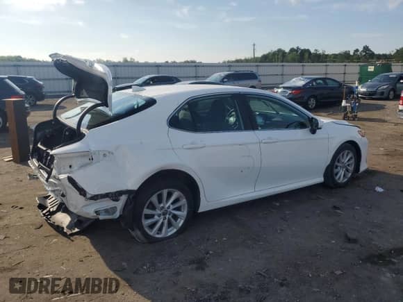 2021 Toyota Camry LE z VIN 4T1C11BK5MU037666, wystawiony jako Copart lot #65206165 z przebiegiem 51 582 mil mil oraz Szkoda całkowita • Salvage title. Historia ofert i sprzedaży dostępna na DreamBid. Obrazek 3.