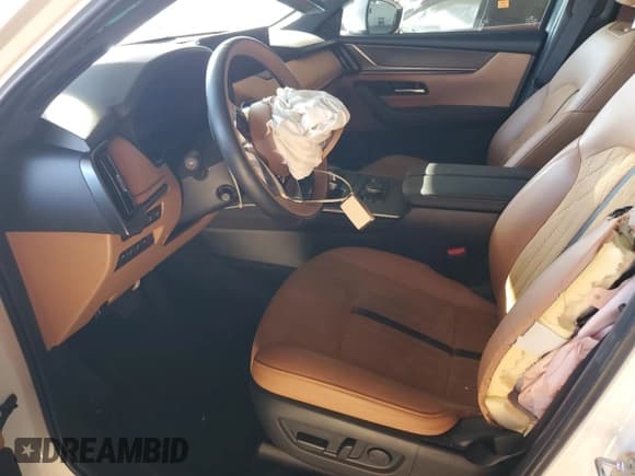 ✅ 2024 Mazda CX-90 S Premium Plus • VIN: JM3KKEHC9R1130873 • Lot: 82481895. Wystawiony na Copart z przebiegiem 27 442 mil. Bezpłatny archiwum sprzedaży aukcyjnych z USA i szczegółowy raport historii pojazdu na DreamBid. Zdjęcie 7.