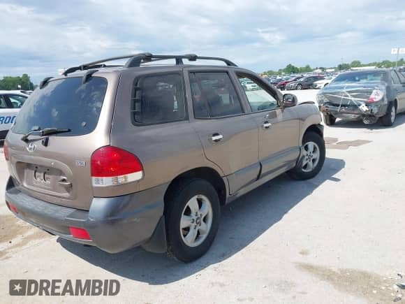 2005 Hyundai Santa Fe GLS z VIN KM8SC73E75U938928, wystawiony jako IAAI lot #42298752 z przebiegiem 147 476 mil mil oraz . Historia ofert i sprzedaży dostępna na DreamBid. Obrazek 4.