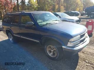 2000 Chevrolet Blazer LT with VIN 1GNCS13W4Y2333144, listed as a IAAI auction lot 43499125 with 199,369 mi miles and . Bid and sale history available at DreamBid. Image 1.