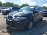 ✅ 2018 Nissan Rogue SL • VIN: 5N1AT2MT5JC818184 • Lot: 42317376. Wystawiony na IAAI z przebiegiem 93 708 mil. Bezpłatny archiwum sprzedaży aukcyjnych z USA i szczegółowy raport historii pojazdu na DreamBid. Zdjęcie 2.