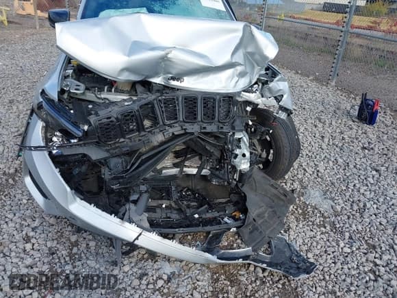 ✅ 2023 Jeep Grand Cherokee Laredo • VIN: 1C4RJHAG5P8829642 • Lot: 43522405. Wystawiony na IAAI z przebiegiem 26 012 mil. Bezpłatny archiwum sprzedaży aukcyjnych z USA i szczegółowy raport historii pojazdu na DreamBid. Zdjęcie 6.