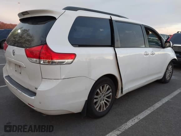 ✅ 2013 Toyota Sienna XLE • VIN: 5TDYK3DCXDS317726 • Lot: 43600748. Listed on IAAI with 196,030 mi. Free auction sales archive from the USA and detailed vehicle history report at DreamBid. Image 4.