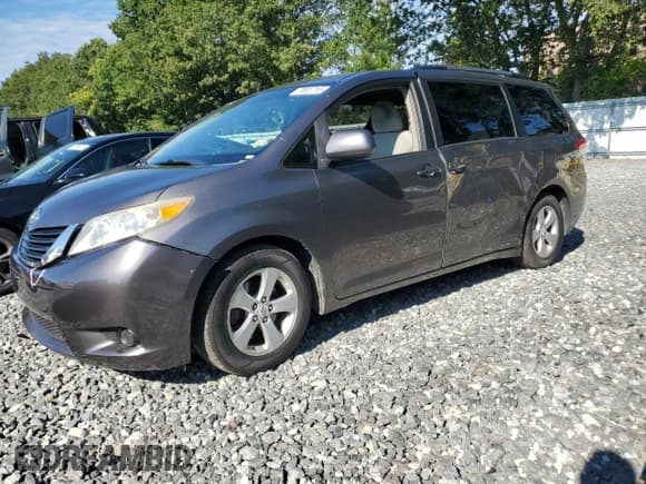 ✅ 2012 Toyota Sienna LE AAS • VIN: 5TDKK3DC9CS184431 • Лот: 70537715. Опубликован ранее на Copart с пробегом 247 694 миль. Бесплатный доступ к архиву аукционных продаж из США и подробный отчёт об истории автомобиля на DreamBid. Изображение 1.